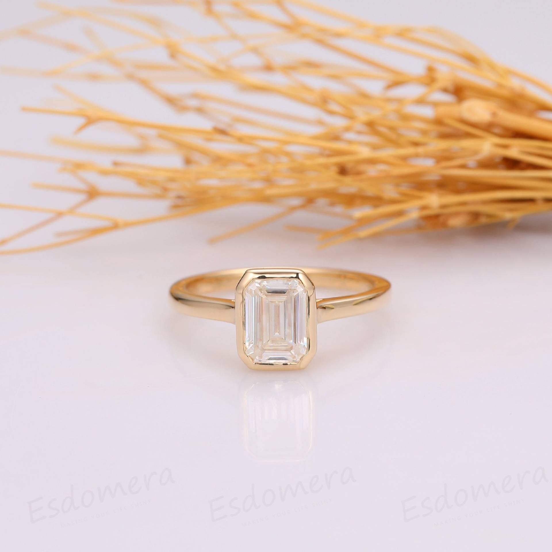 Smaragdschliff Solitär Moissanite Verlobungsring, 14K Gelbgold 1.5Ct Ehering, Vintage Jahrestag Brautring Für Frauen von Esdomera