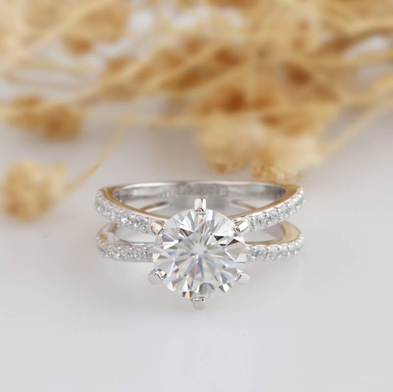 Split Schaft Moissanite Ring, Rundschliff 2Ct Doppel Shanks Akzent 14K Weißgold Verlobungsring, Versprechen Ehering von Esdomera