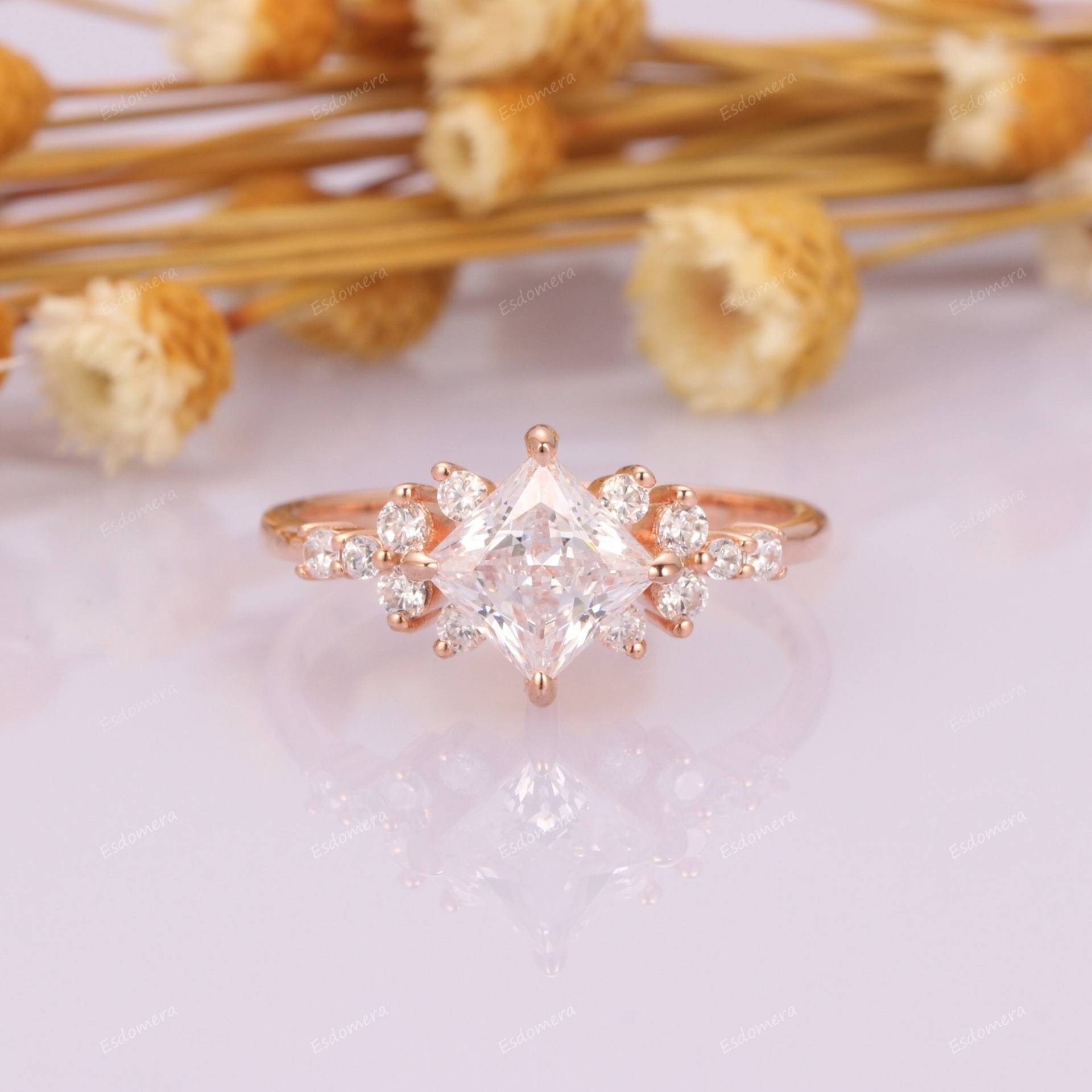 Vintage Cluster Princess Cut 1.3Ct Moissanite Verlobungsring, Einzigartiger Art Deco Rose Gold Ehering Für Frauen, Zierlicher Ring von Esdomera