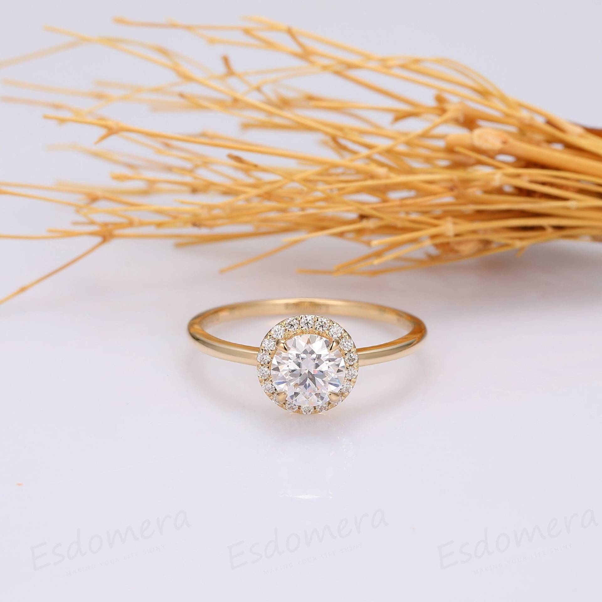 Vintage Moissanite Verlobungsring, Runder Schnitt 6.5mm Versprechen Ring, 14K Gelb Gold Halo Art Deco Ehering von Esdomera