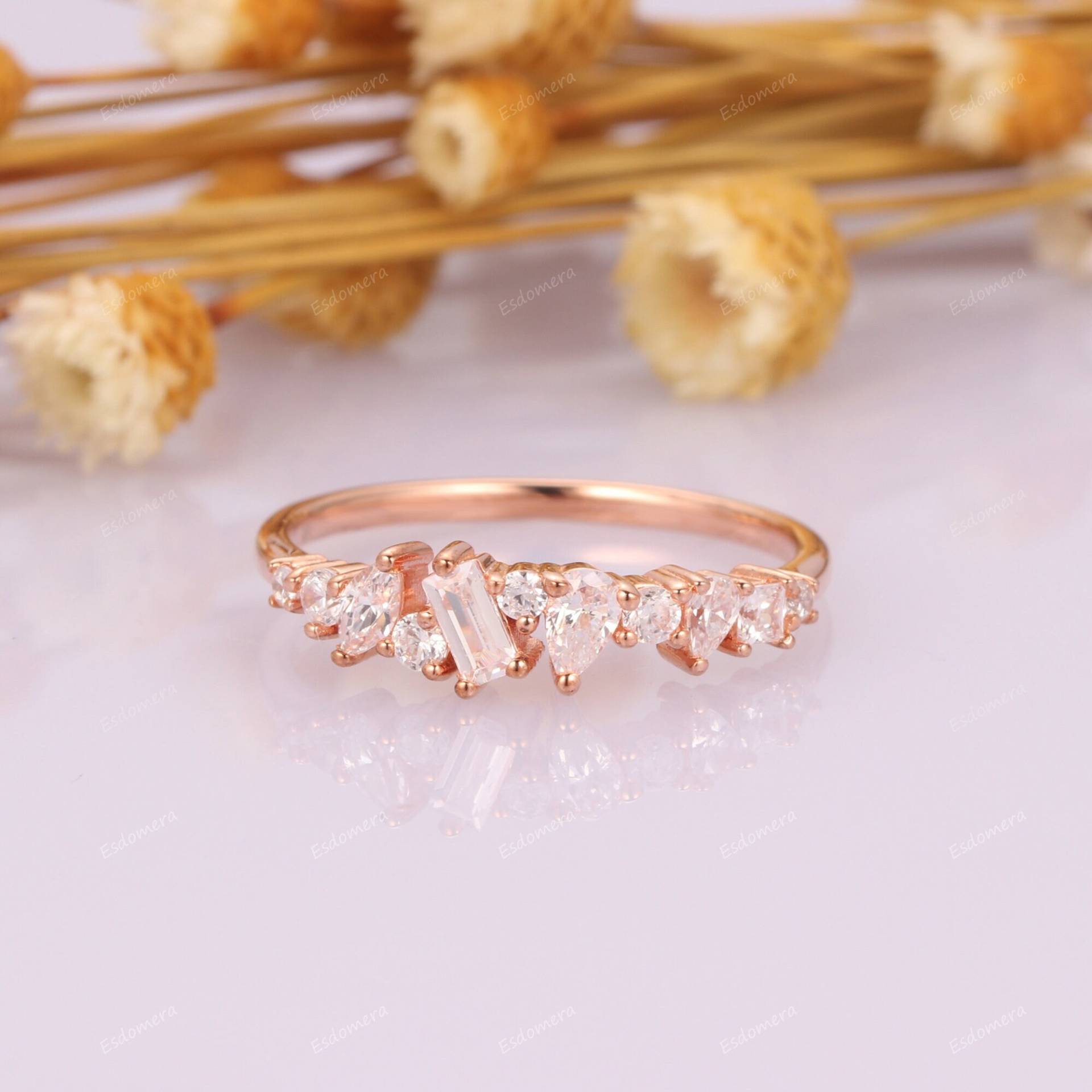 Vintage Rose Gold Moissanite Ehering, Stacking Matching Ring Für Frauen, Zartes Versprechen Jahrestagsgeschenk, Art Deco Half Eternity Band von Esdomera