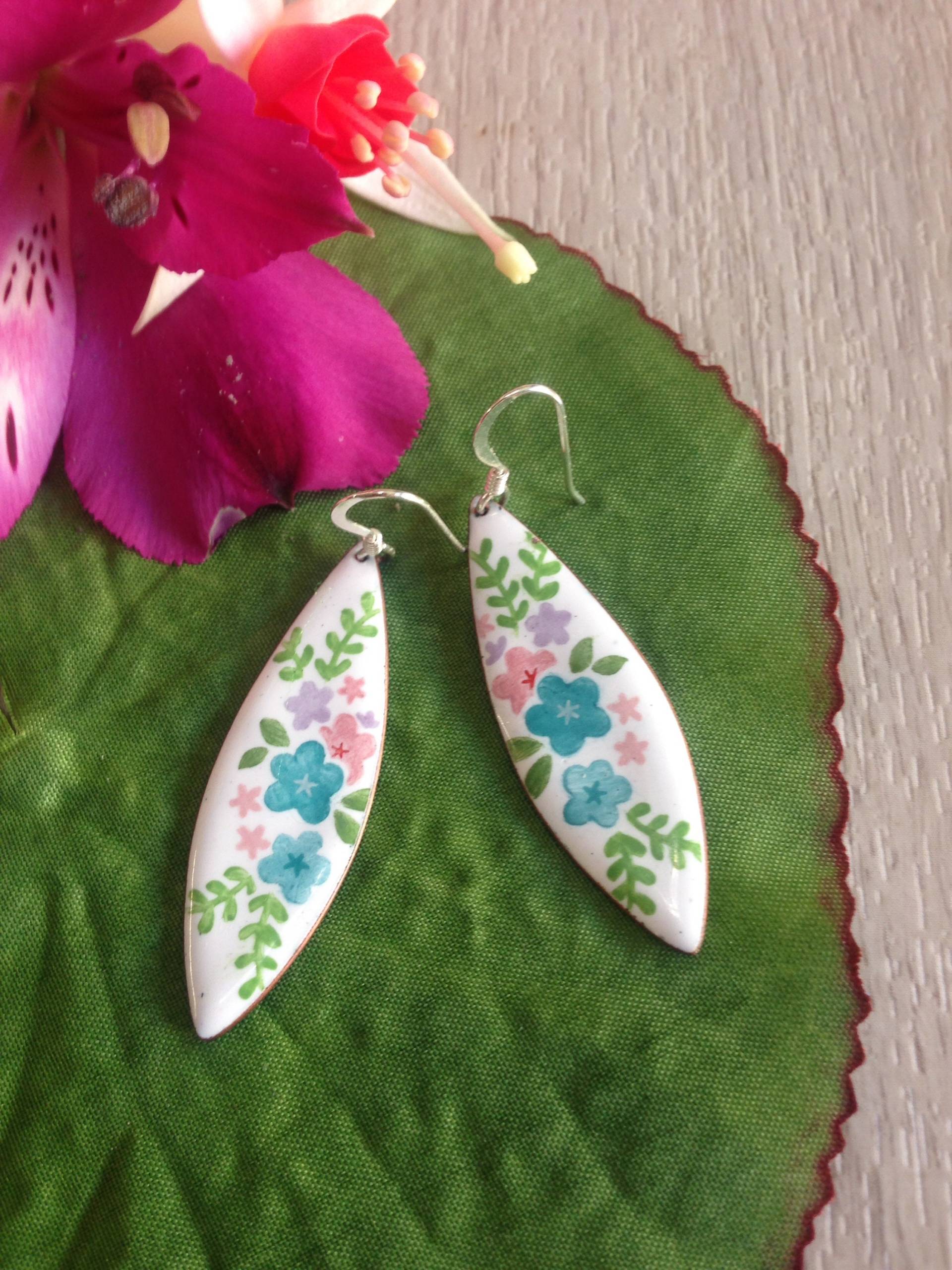 Emaillierte Ohrringe Mit Farbigen Blumen Emaillierte Ohrringe Mit Farbigen Blumen von EsmaltesEmmaVila