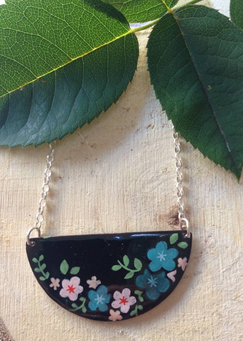 Schwarz Emaillierte Halskette Mit Blumen von EsmaltesEmmaVila