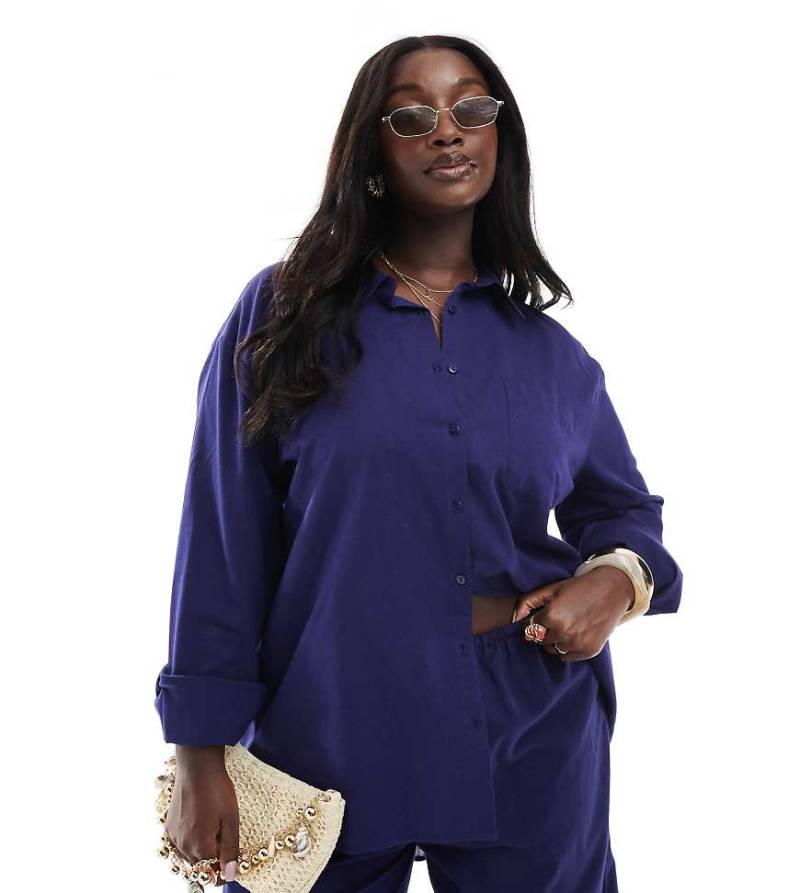 Esmée Curve - Exclusive - Langärmliges Strandhemd in Leinenoptik in Blau von Esmee Curve