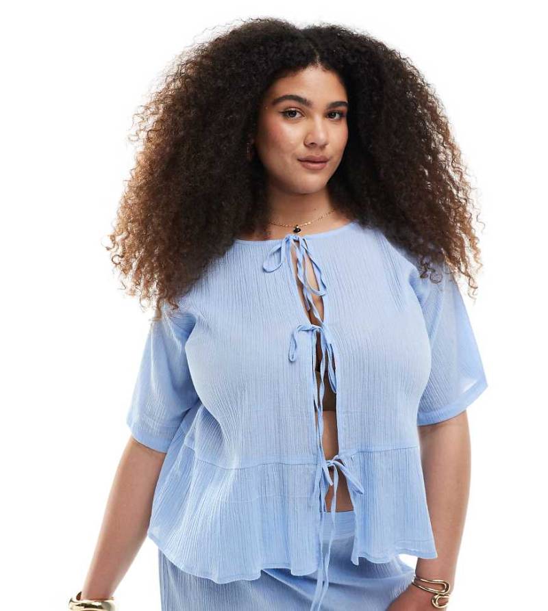 Esmée Curve - Exclusive - Strandoberteil in Blau mit gebundener Vorderseite von Esmee Curve
