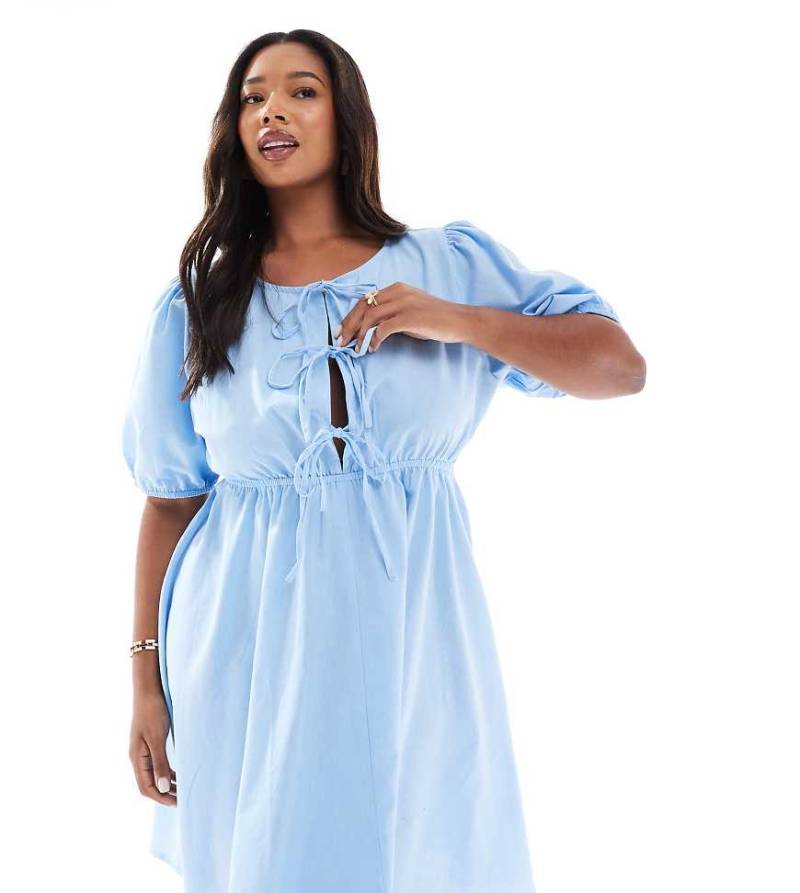 Esmee Curve Exklusiv - Kurzes, vorne gebundenes Strandkleid in Staubblau mit Puffärmeln von Esmee Curve