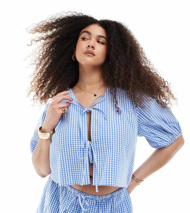 Esmée Curve - Exklusives Oberteil mit Vichy-Karos in Blau und Weiß, Bindedetail vorne und Puffärmeln-Bunt von Esmee Curve