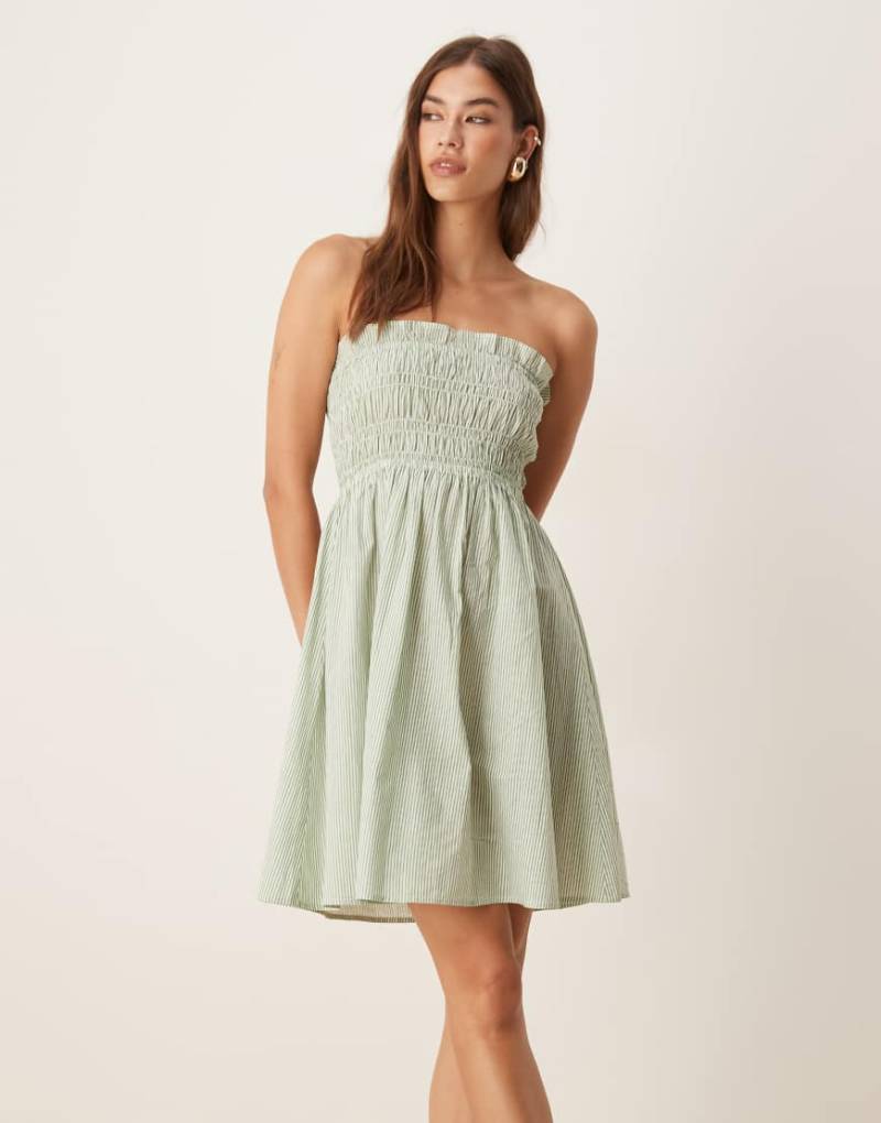 Esmée - Exclusive - Gesmoktes, schulterfreies Mini-Strandkleid mit Streifen in Grün von Esmée