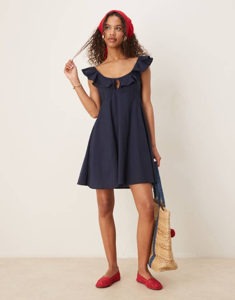 Esmee - Exclusive - Gesmoktes Mini-Strandkleid in Marineblau mit Rüschenträgern und Schleifendetail von Esmée