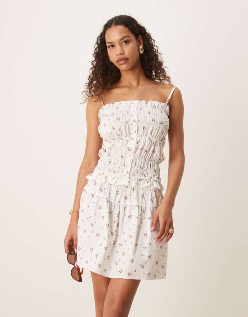 Esmée - Exclusive - Gestuftes Strand-Oberteil in Weiß mit kurzem Schnitt, rosa Blümchenmuster und Borte-Bunt von Esmée