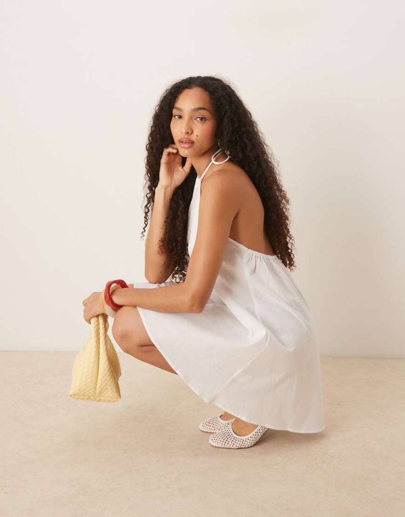 Esmée - Exclusive - Kurzes Neckholder-Strandkleid in Weiß von Esmée