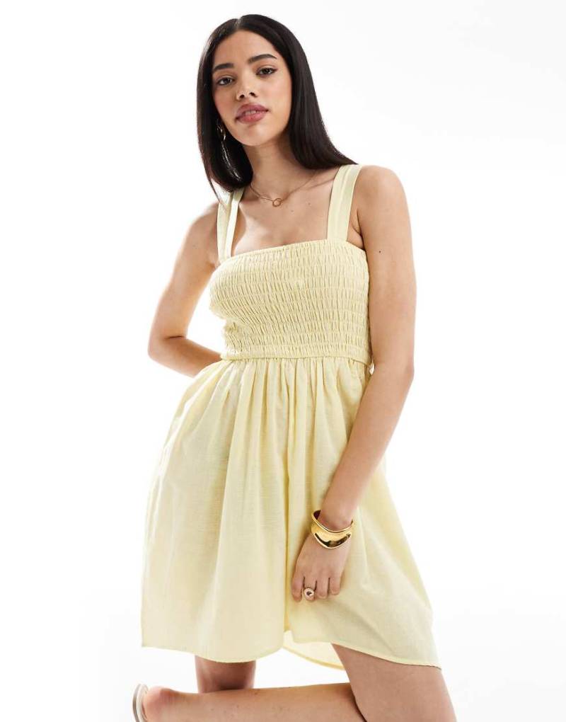 Esmée - Exclusive - Kurzes Strandkleid in Gelb mit gesmoktem Detail von Esmée