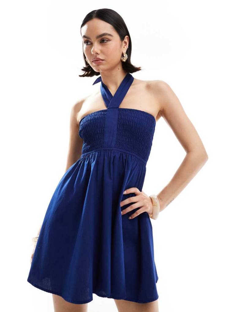 Esmée - Exclusive - Mini-Strandkleid in Marineblau mit Neckholder und gesmoktem Oberteil von Esmée