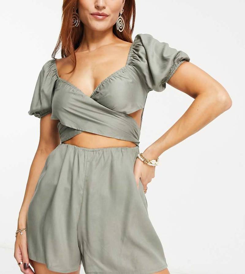 Esmee Exclusive - Strand-Playsuit in Aloe-Grün mit Wickeldesign vorne und gesmokter Rückenpartie von Esmée