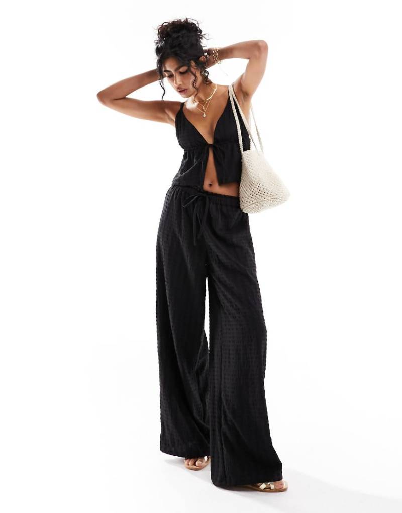 Esmée - Exclusive - Strukturierte Strandhose in Schwarz mit weitem Bein, Kombiteil Esmée - Exclusive - Strukturierte Strandhose in Schwarz mit weitem Bein, Kombiteil von Esmée