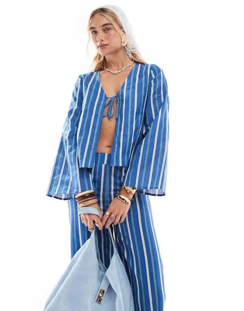 Esmee Exklusiv - Vorne gebundenes Strandoberteil in gestreiftem Blau mit Trompetenärmeln von Esmée