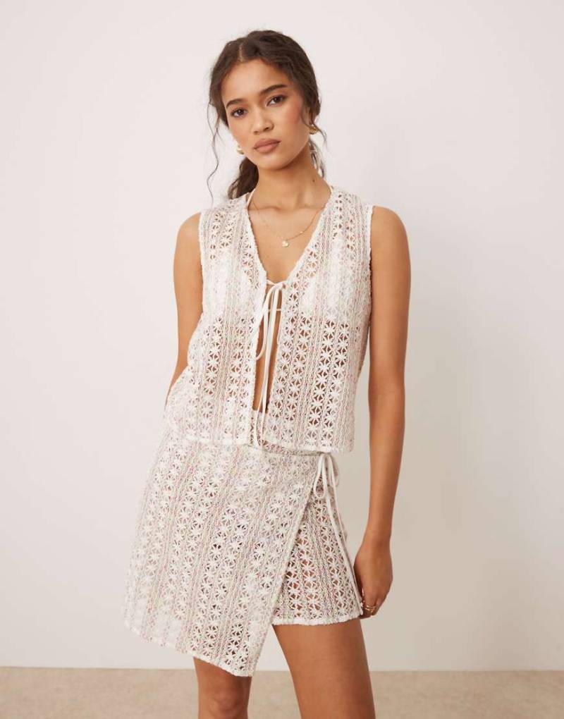 Esmee - Exklusiv - Weste in Rosa und Grün mit gebundener Vorderseite und Lochstickerei-Bunt von Esmée