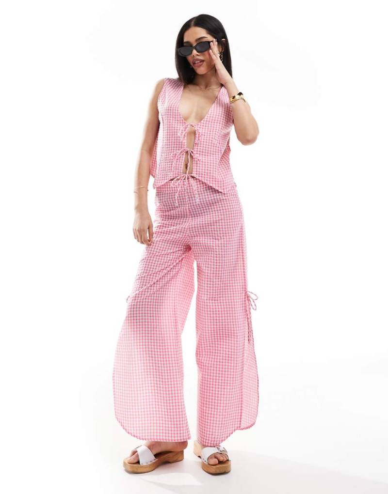 Esmee - Exklusive Strandhose mit rosa Vichy-Karomuster und seitlicher Schnürung von Esmée