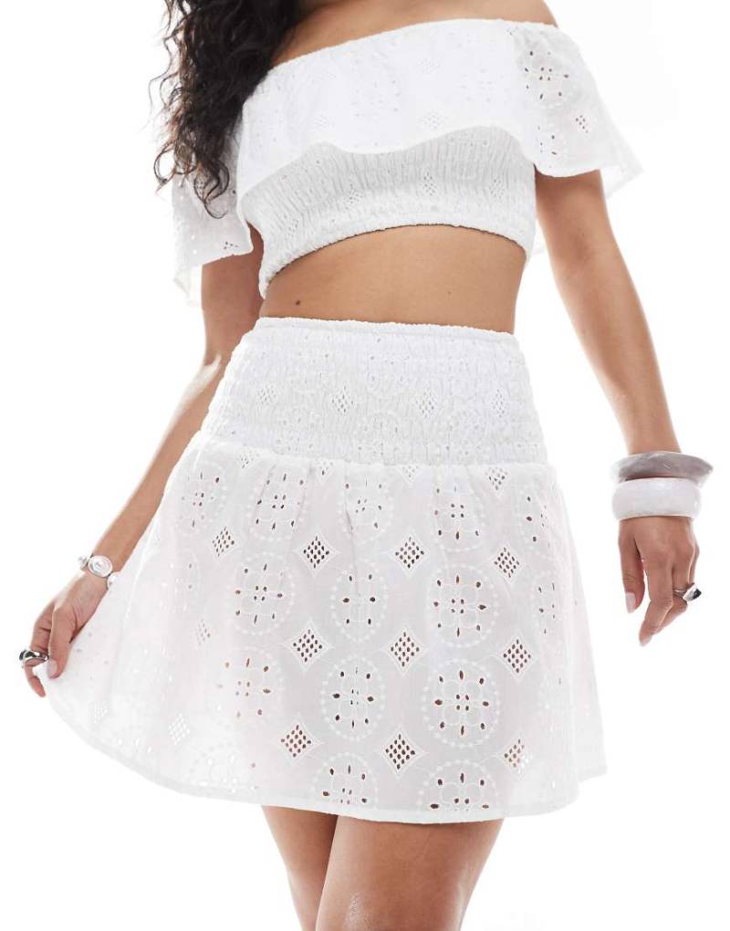 Esmée - Exklusiver Minirock in Weiß mit Lochstickerei von Esmée