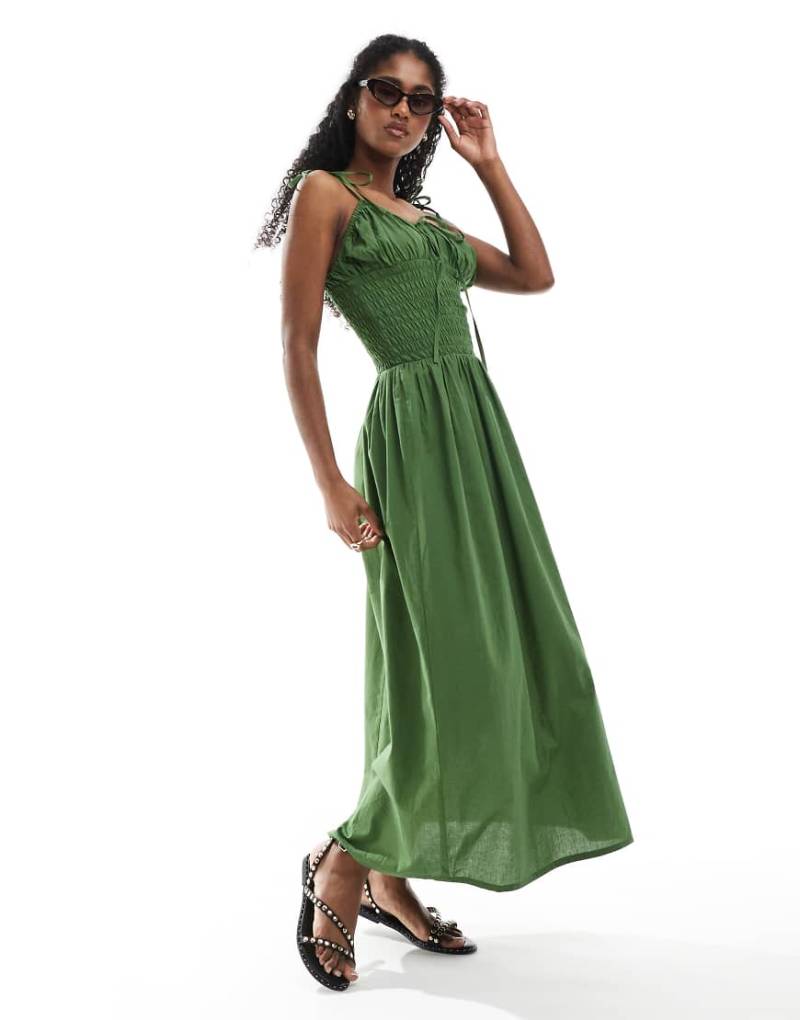 Esmée - Exklusives Strandkleid in Olivgrün mit gesmoktem Detail von Esmée