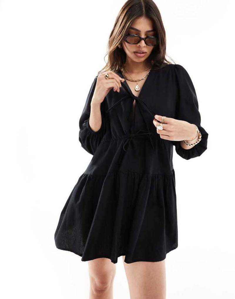 Esmée - Gestuftes Mini-Strandkleid in Schwarz mit geschnürter Vorderseite von Esmée