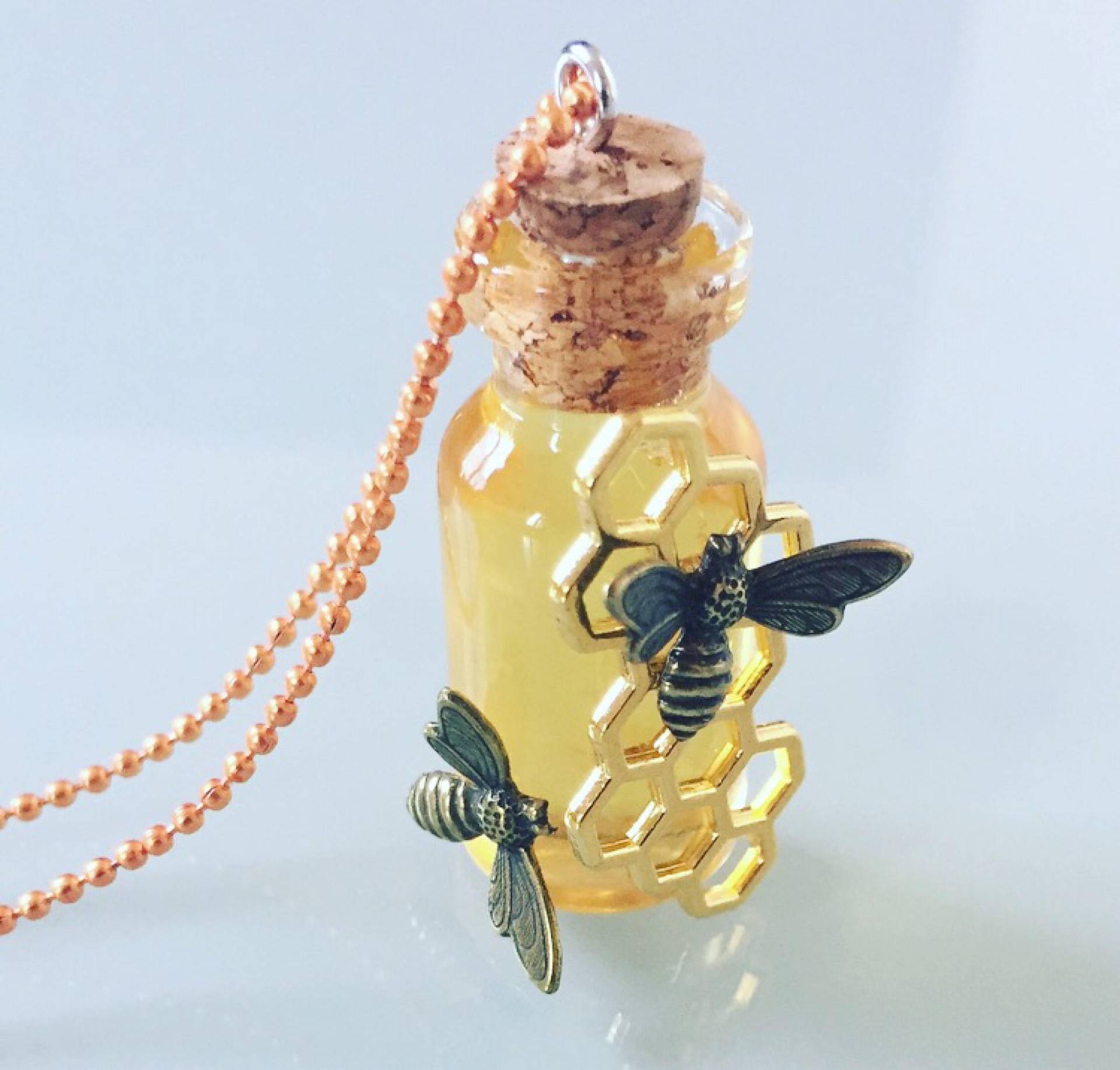 Nature Organic Honey Flask Anhänger, Kämme Und Bienen Nature Organic Honey Flask Anhänger, Kämme Und Bienen von Esotegeek