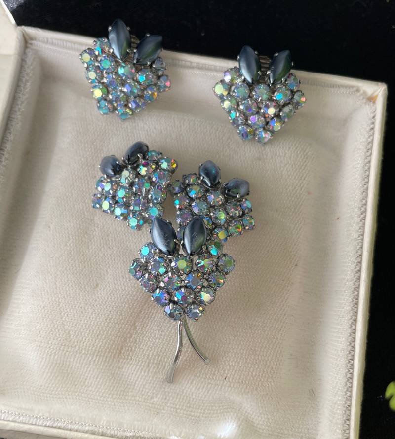 Vintage Aurora Borealis Brosche & Clip Ohrringe Set. Atemberaubend von EspeciallyUniqueShop