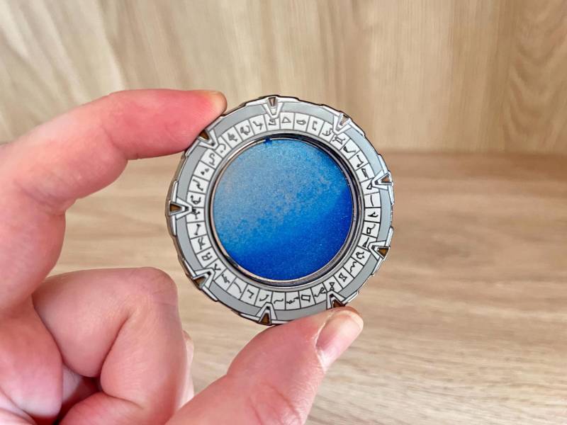 Flüssiger Stargate Emaille Pin Flüssiger Stargate Emaille Pin von EsperantaDragon