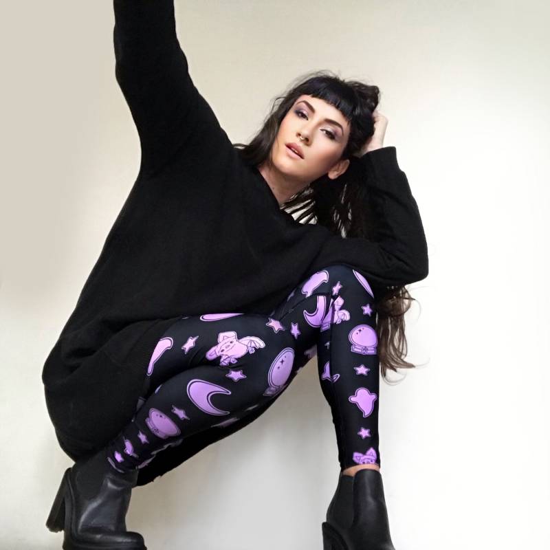 Niedliche Fledermaus Gruselige Leggings | Pastell Goth Halloween Fledermäuse Geister Kristallkugel Bedruckte Xs - Plus Größe 6Xl Hohe Taille Espi Niedliche Fledermaus Gruselige Leggings | Pastell Goth Halloween Fledermäuse Geister Kristallkugel Bedruckte Xs - Plus Größe 6Xl Hohe Taille Espi von EspiLane