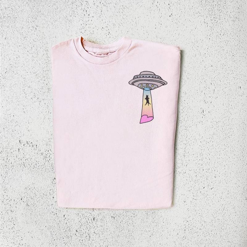 Ufo Katzen Entführung T-Shirt | Pastellfarbenes Regenbogen-Grafik-T-Shirt von EspiLane