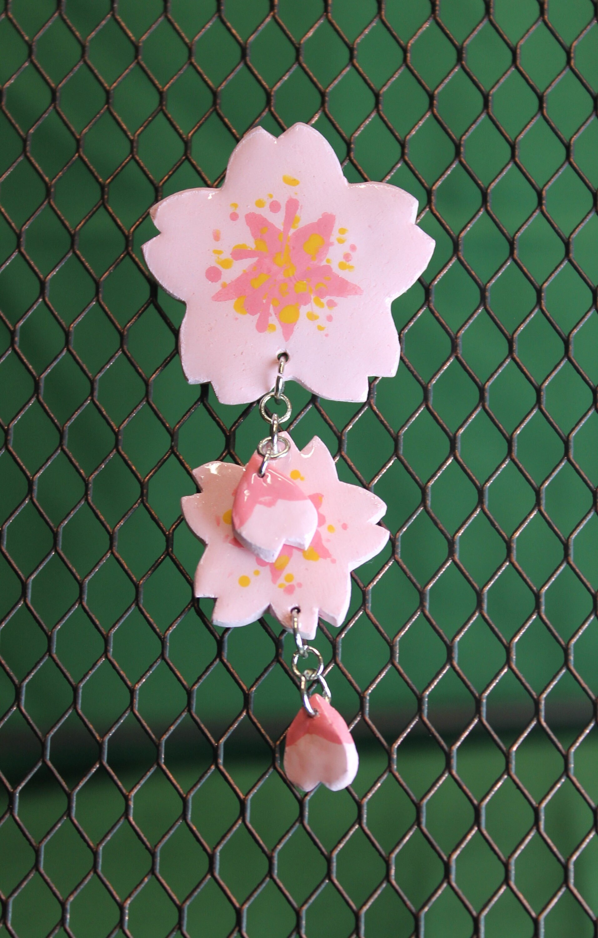 Sakura Kirschblüten Pin. Baumelnde Frühlingsgeschenk Rosa Gelb Frisch Japan Polymer Clay Harz Silber von Essellejee