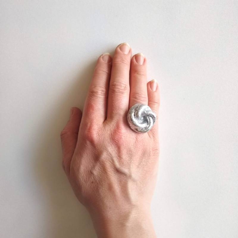 Wunderschöner Cocktail-Ring-White Grey Silver Swirl-Handgemaltes Porzellan-Glitter, Glam, Statement, Unique, Party, Sommer Wunderschöner Cocktail-Ring-White Grey Silver Swirl-Handgemaltes Porzellan-Glitter, Glam, Statement, Unique, Party, Sommer von Essemge
