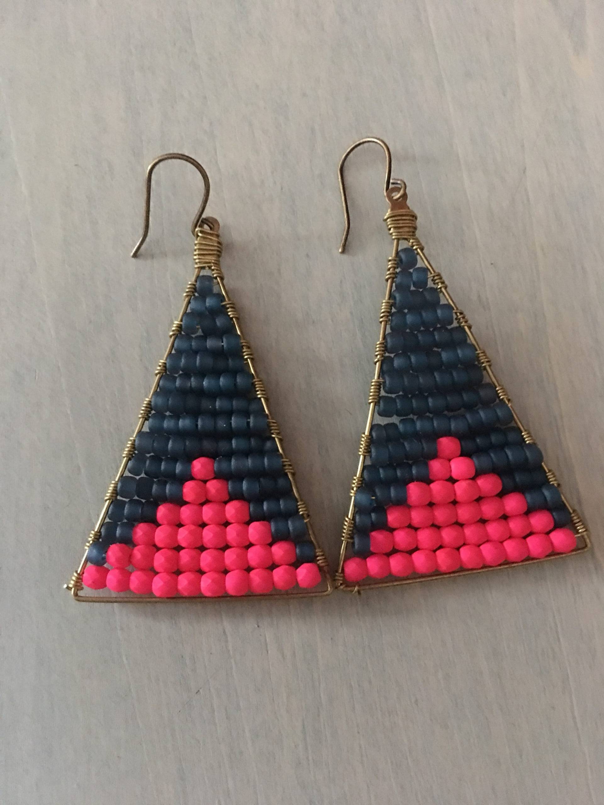 Berg-Ohrringe in Navy Und Neon Pink Berg-Ohrringe in Navy Und Neon Pink von Essenceofhumboldt