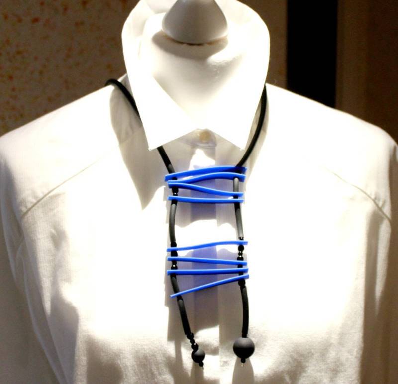 Blau Schwarz Lange Gummi Halskette Krawatte, Statement von EsseniaBoutique