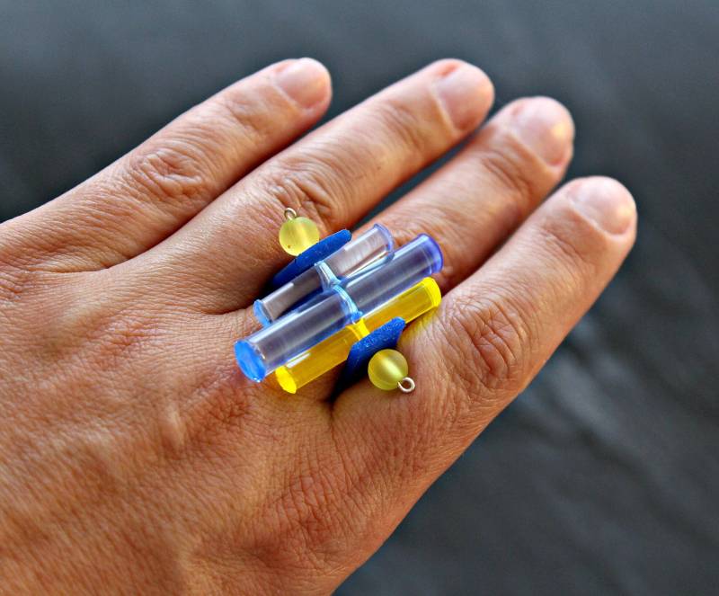 Blau Und Gelb Klar Transparent Schmuck, Lucite Blau Aussage Gummiring Blau Und Gelb Klar Transparent Schmuck, Lucite Blau Aussage Gummiring von EsseniaBoutique