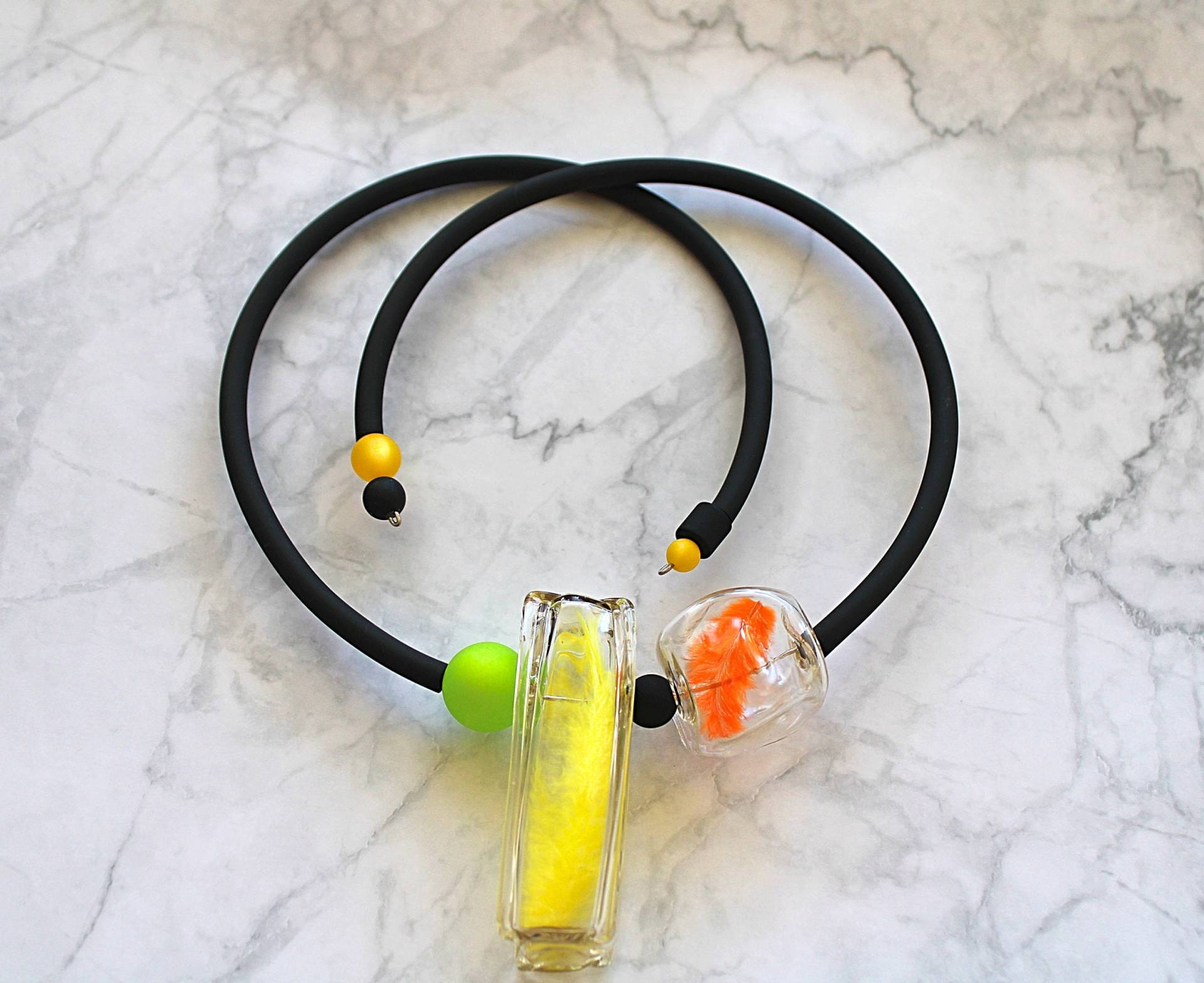 Halskette Aus Schwarzem Kautschuk Und Hohlen Glasfiguren Mit Dem Effekt Von Zerknittertem Glas Farbigen Federn. Helle Chunky Saftige Kette Halskette Aus Schwarzem Kautschuk Und Hohlen Glasfiguren Mit Dem Effekt Von Zerknittertem Glas Farbigen Federn. Helle Chunky Saftige Kette von EsseniaBoutique