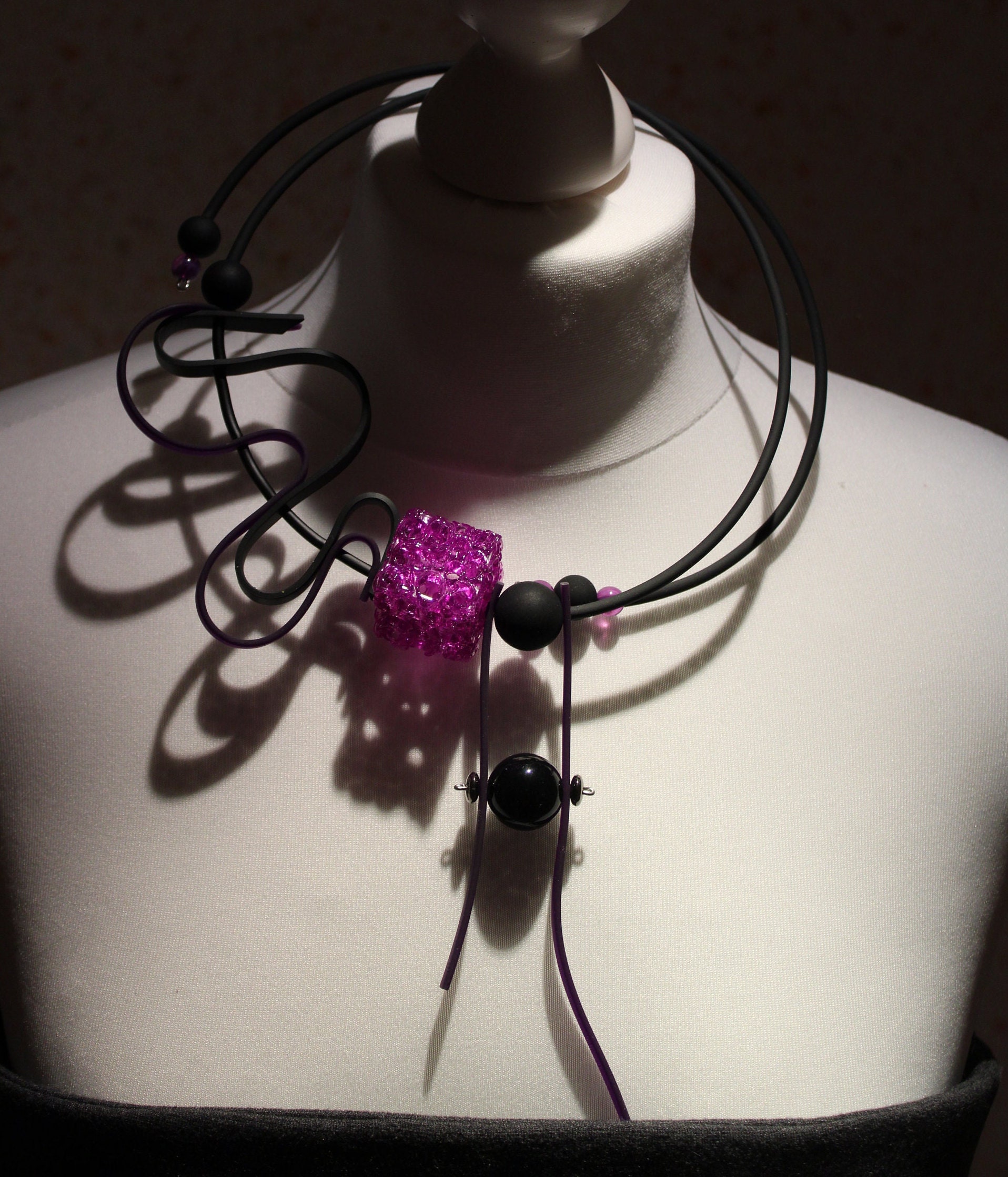 Halskette Aus Schwarzem Und Lila Gummi Mit Durchbrochenem Würfel Transparentem Acryl Halskette Aus Schwarzem Und Lila Gummi Mit Durchbrochenem Würfel Transparentem Acryl von EsseniaBoutique