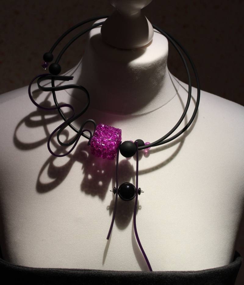 Halskette Aus Schwarzem Und Lila Gummi Mit Durchbrochenem Würfel Transparentem Acryl von EsseniaBoutique