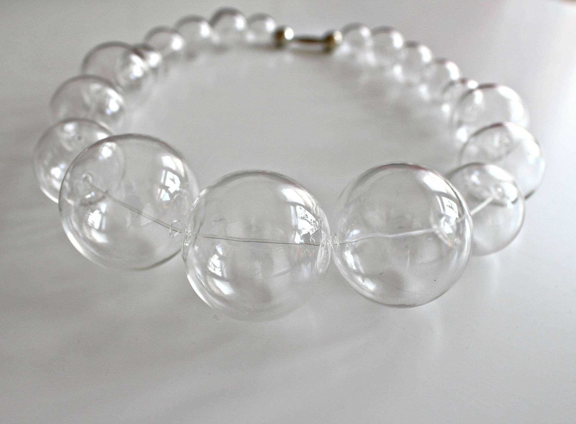 Klare, Transparente Glaskugel Als Oversize-Halskette Klare, Transparente Glaskugel Als Oversize-Halskette von EsseniaBoutique