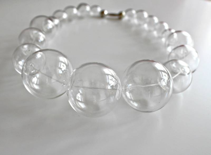 Klare, Transparente Glaskugel Als Oversize-Halskette von EsseniaBoutique