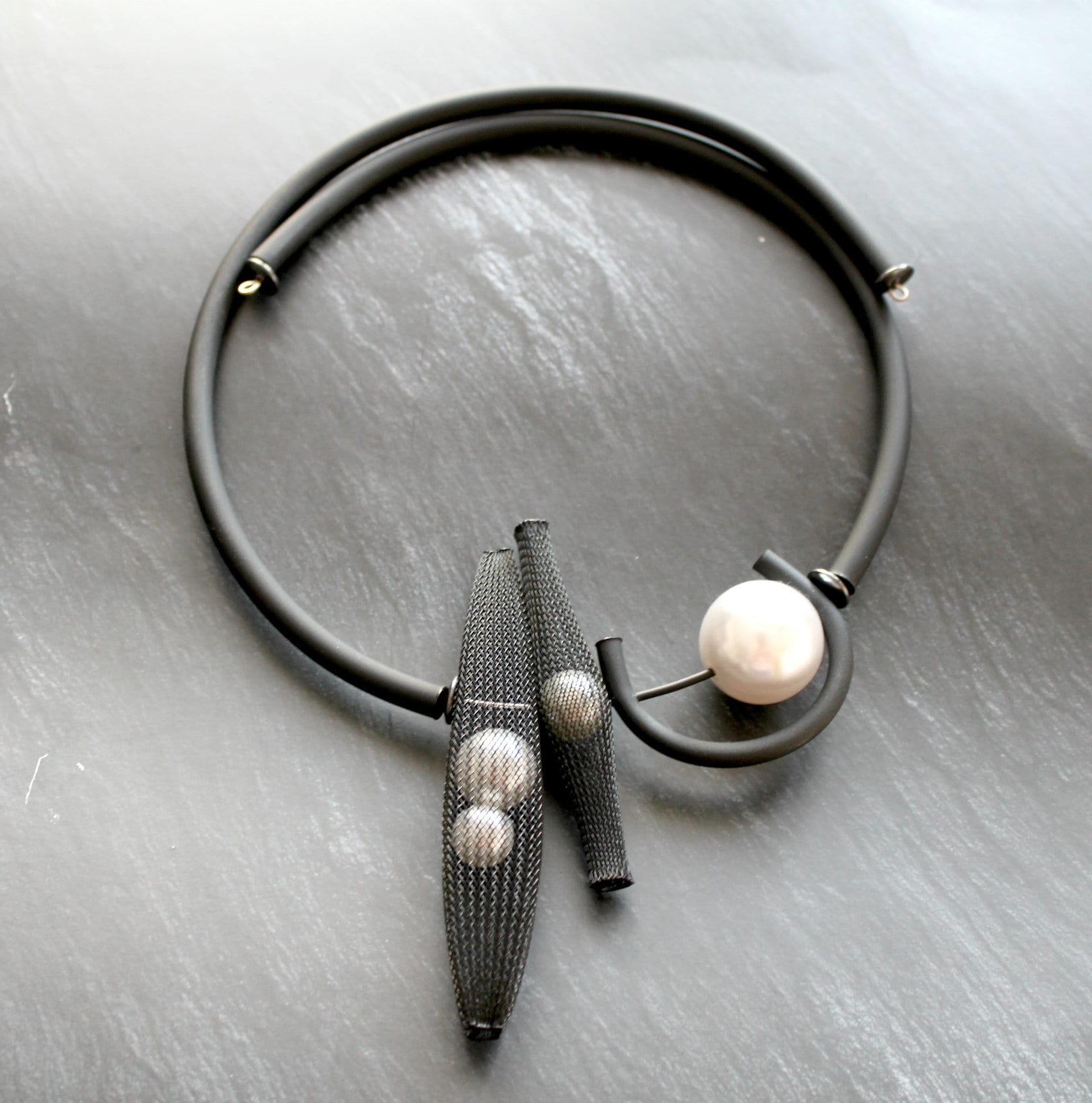 Nylon Mesh Und Perle Schwarz Lätzchen Halskette Mit Schwarzem Gummi Nylon Mesh Und Perle Schwarz Lätzchen Halskette Mit Schwarzem Gummi von EsseniaBoutique