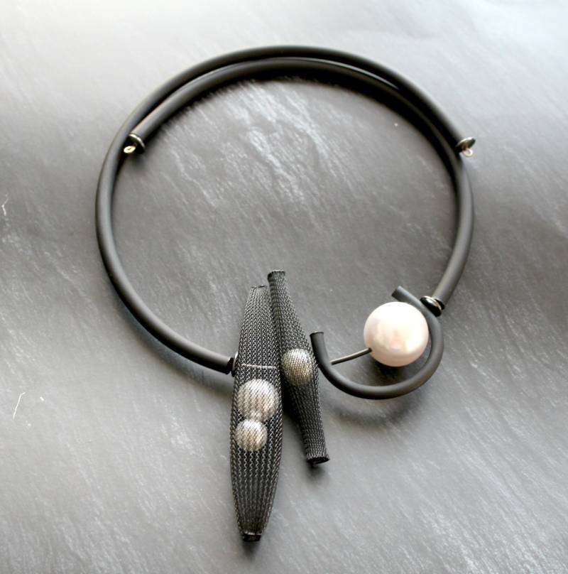 Nylon Mesh Und Perle Schwarz Lätzchen Halskette Mit Schwarzem Gummi von EsseniaBoutique