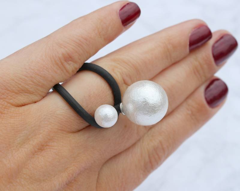 Ring, Perlenring, Schwarzer Gummiring, Gummi Schmuck, Moderner Coctail Schmuck, Minimal Kugel Ring von EsseniaBoutique