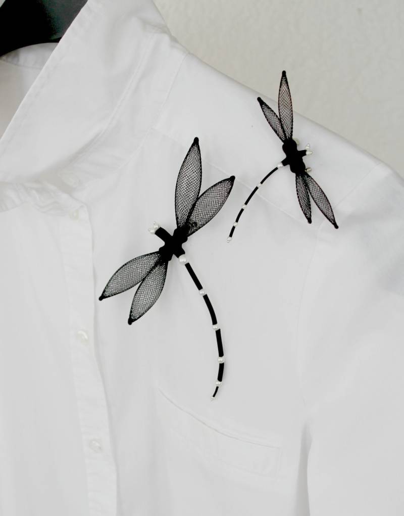 Schwarze Brosche Libelle Nylon Netzperlen Schwarzer Schmuck Gummischmuck Set Perlenschmuck Zeitgenössisch von EsseniaBoutique