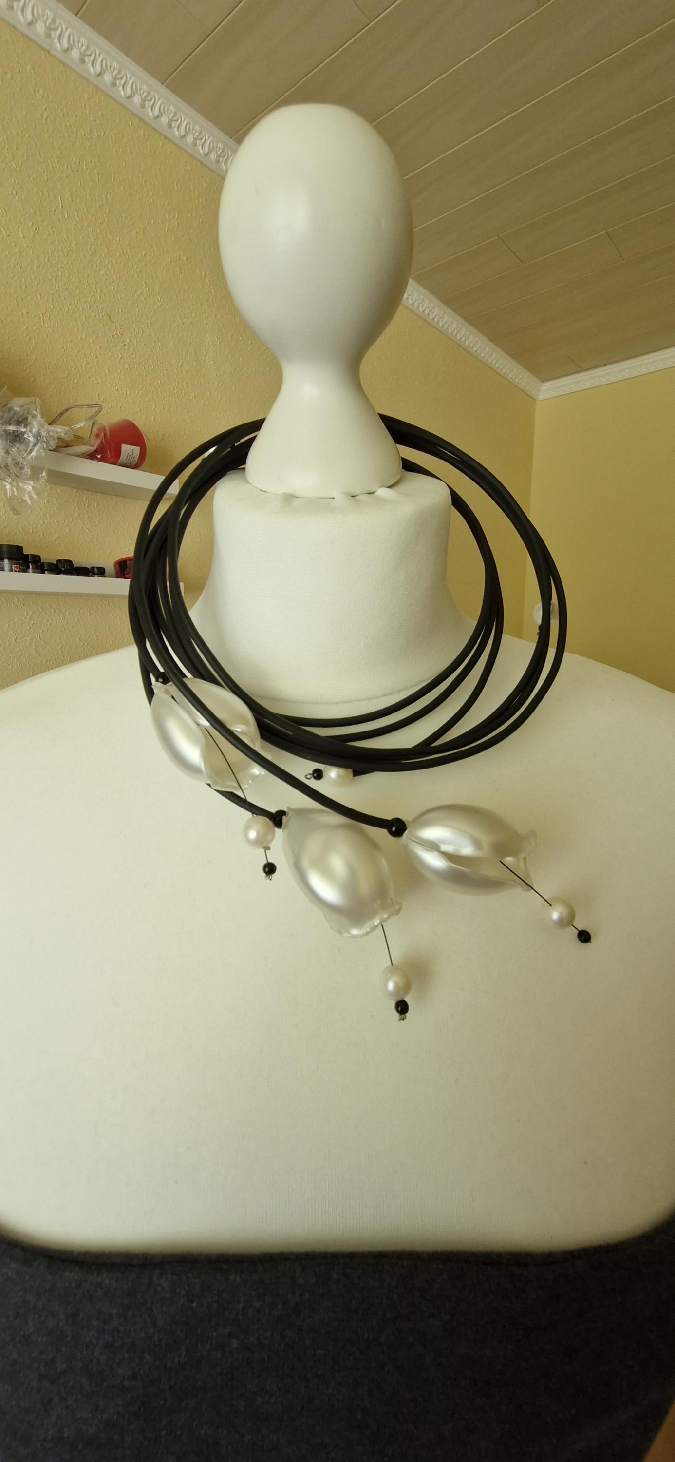 Schwarze Gummi-Halskette Mit Weißen Perlentulpen Und Echten Perlen Schwarze Gummi-Halskette Mit Weißen Perlentulpen Und Echten Perlen von EsseniaBoutique