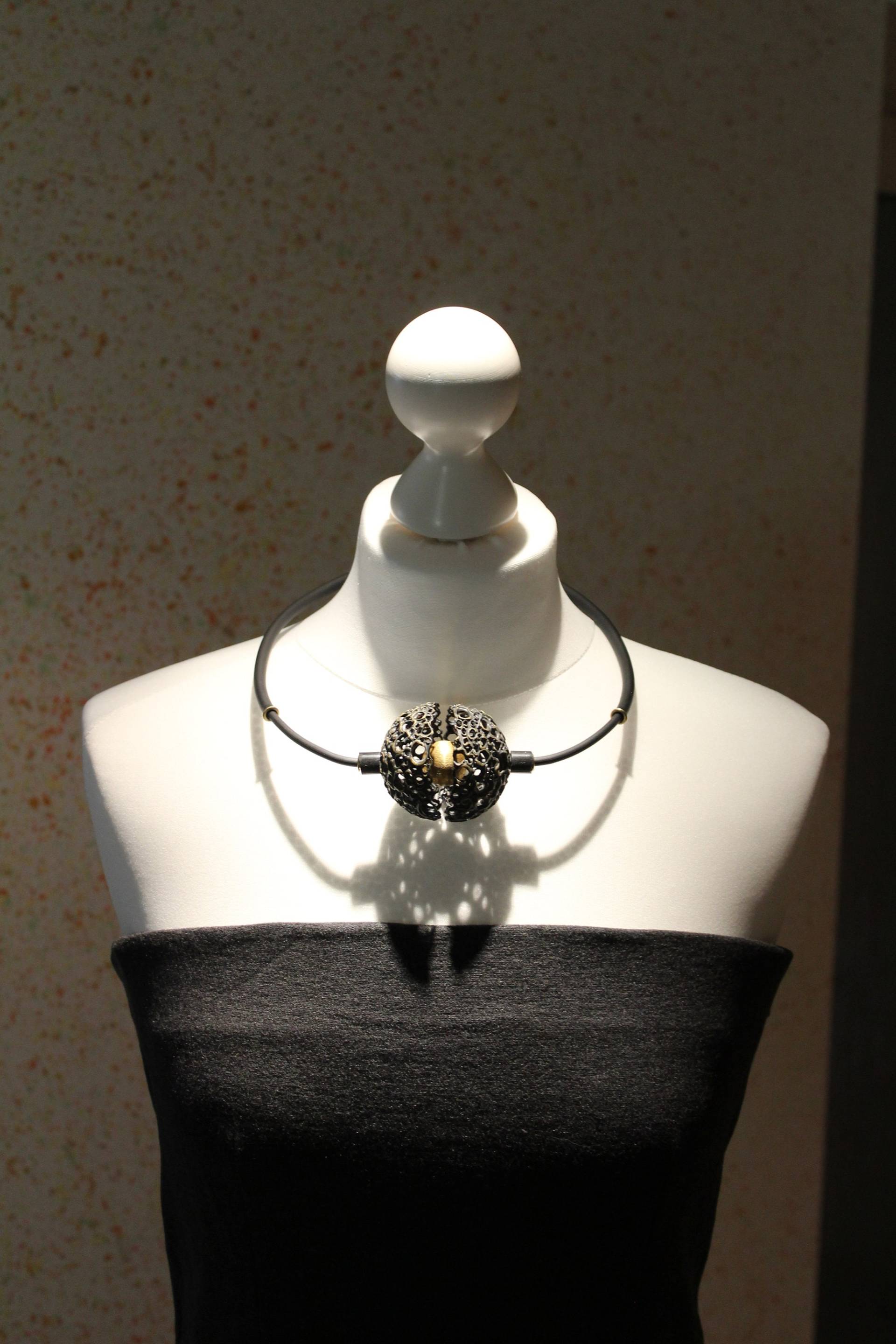 Schwarze Kugel Halskette, Spitze Kugel, Gold Unikat Schmuck, Hohlkugel, Vintage Aussehende Antik Geschmiedete Halskette Schwarze Kugel Halskette, Spitze Kugel, Gold Unikat Schmuck, Hohlkugel, Vintage Aussehende Antik Geschmiedete Halskette von EsseniaBoutique