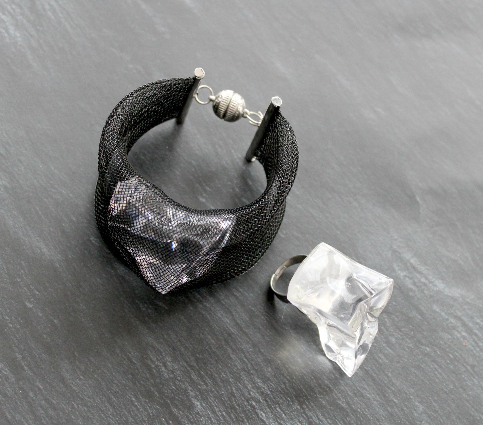 Schwarzen Nylon-Netz-Armreif Mit Klare Eiswürfel Schwarzen Nylon-Netz-Armreif Mit Klare Eiswürfel von EsseniaBoutique