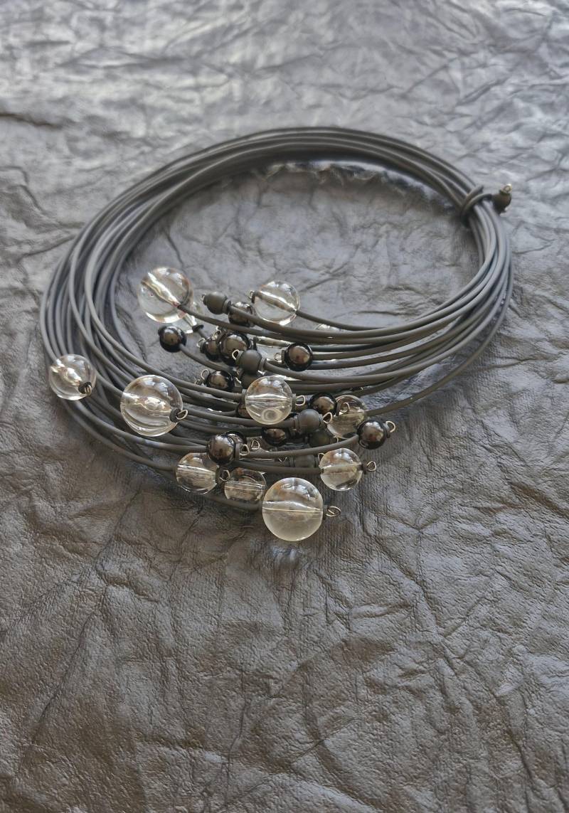 Voluminöse Schwarze Kette Aus Kautschuk Und Lucite Kugeln Schwarzen Perlen von EsseniaBoutique