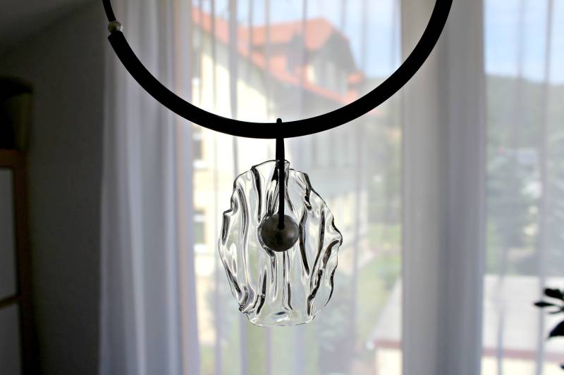 Zerknitterte Acryl Anhänger Halskette, Transparente Avantgarde Schwarz Gummi Schmuck von EsseniaBoutique