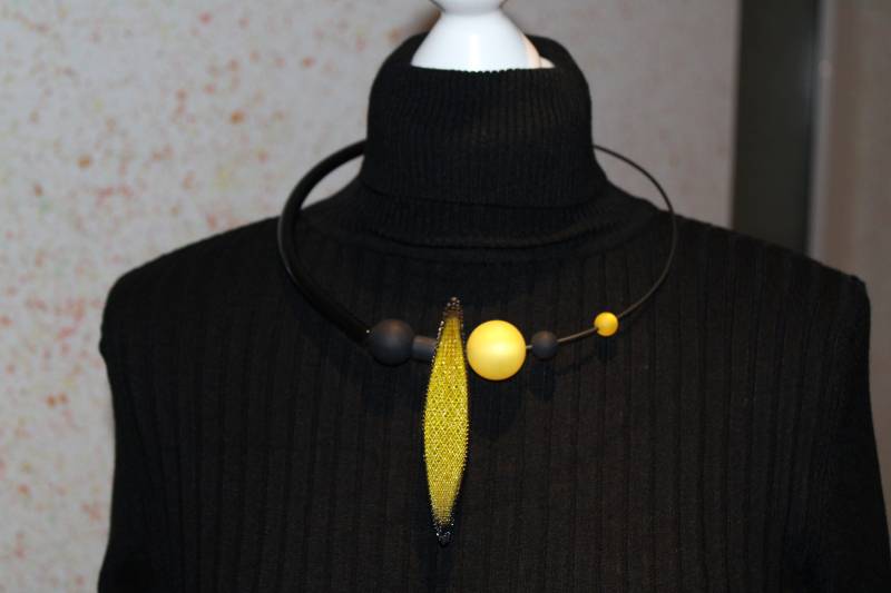 statement Schwarze Kautschuk Und Nylon Mesh Moderne Halskette von EsseniaBoutique